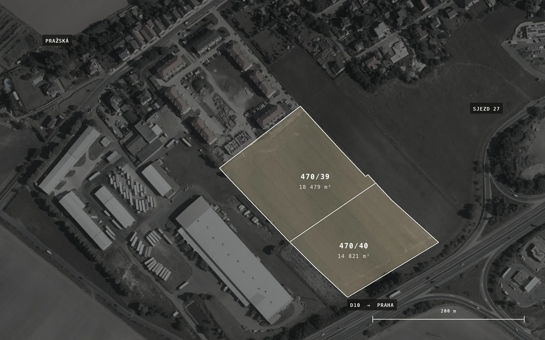 Ortofoto s vyznačenými hranicemi parcel 470/39 a 470/40, sjezdem z D10 a ulicí Pražskou